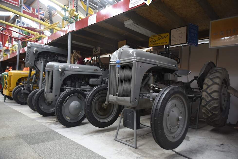 De Ferguson rechts is Ford-Ferguson, de Ferguson ernaast is een TED waar Piet een elektrische trekker van heeft gemaakt.