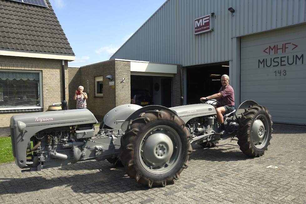 Piet rijdt de zelfgebouwde Ferguson Doe naar buiten, echtgenote Annita maakt er een filmpje van.