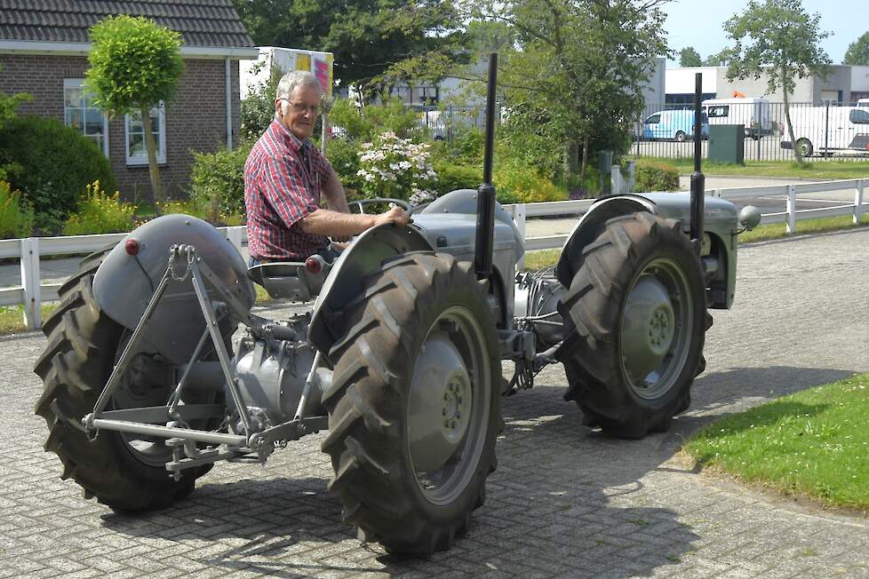 Op deze foto is goed te zien hoe Piet de twee Fergusons aan elkaar gekoppeld heeft.