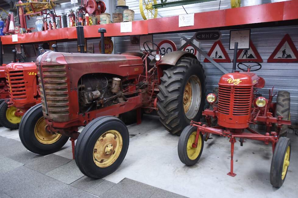 De kleinste en de grootste Massey-Harris uit de collectie staan hier naast elkaar. De Pony is een Franse Massey-Harris met een Simcamotor. Het was de concurrent van de Farmall Cub.