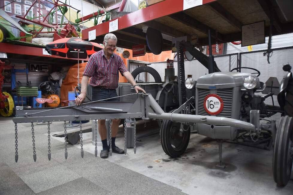 Dit is de eerste oldtimer Ferguson die Piet ooit kocht. Hij heeft er een uitklapbare wildvanger op gemonteerd.