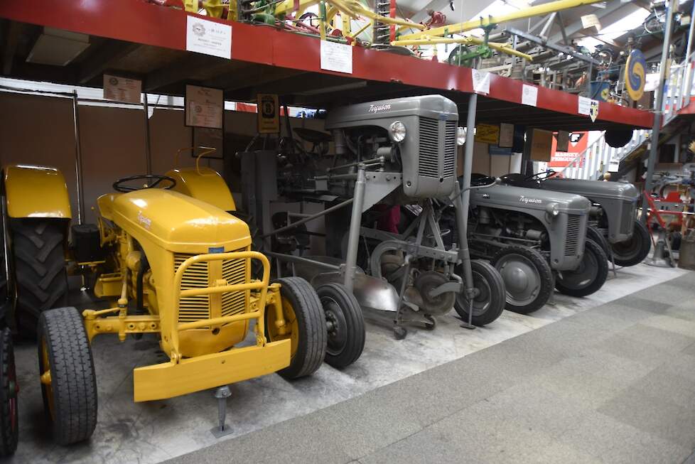 Dit is de eerste oldtimer Ferguson die Piet ooit kocht. Hij heeft er een uitklapbare wildvanger op gemonteerd.