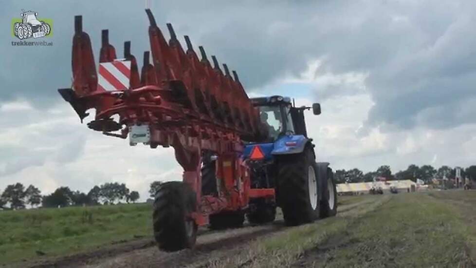 Kuhn Vari-leader on-land wentelploeg tijdens een grondbewerkings training Trekkerweb