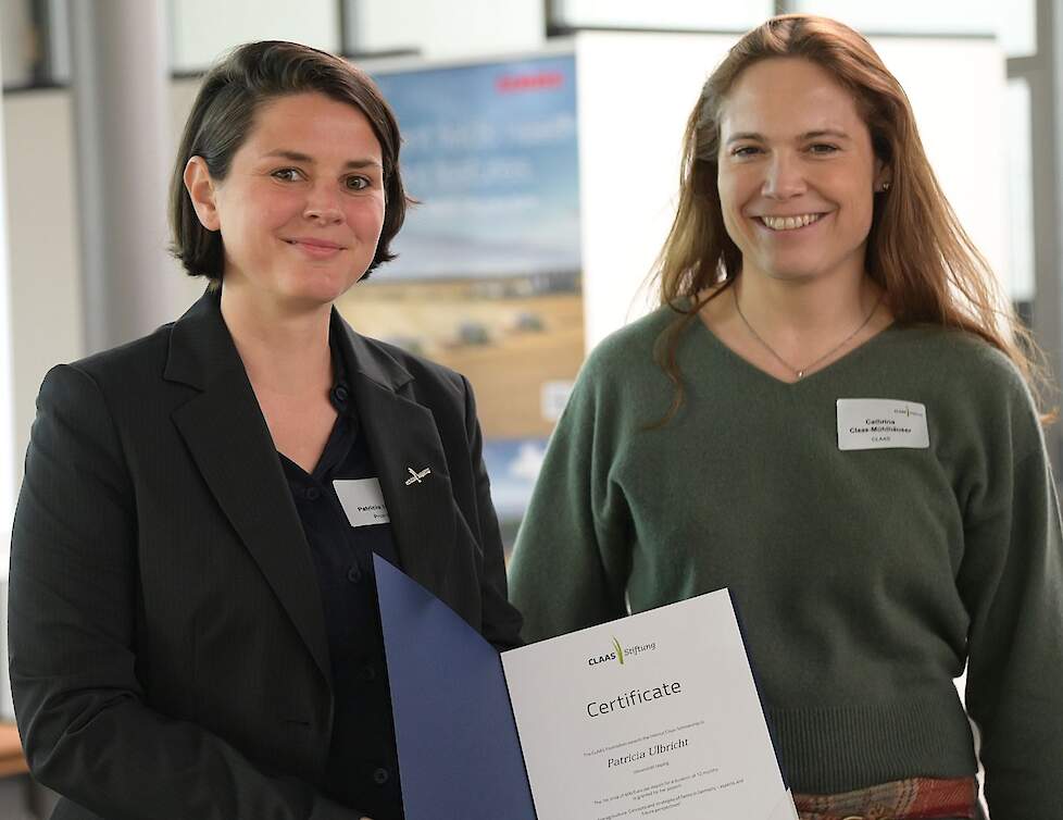 Cathrina Claas-Mühlhäuser (rechts) feliciteert Patricia Ulbricht met  de eerste prijs van de Helmut Claas-Scholarship.