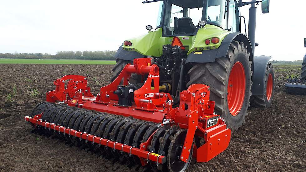 De Kverneland H-serie is voor tractoren tot 180 pk. De machine heeft 4 rotors per meter, met slepende tanden. Werkte  op 455 toeren (met tandwielwissel is 344 mogelijk) 4 à 5 centimeter diep. Liet desondanks goed kruimelwerk zien.