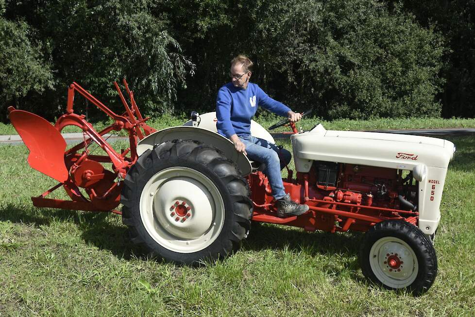 Andre Versteeg op de Ford 650 Red Tiger. De trekker is van 1956 en heeft een viercilinder benzine/petroleummotor van 31pk.