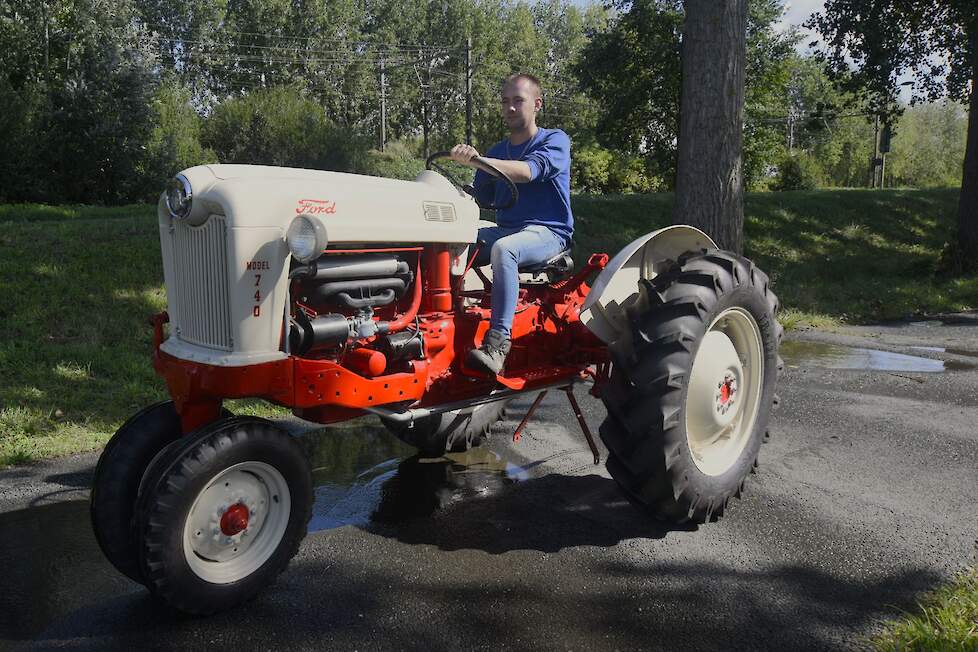 Demi Versteeg, zoon van Andre, op de Ford 740. Deze trekker is ook van 1956 en heeft dezelfde motor als de 650 maar dan met 33pk.