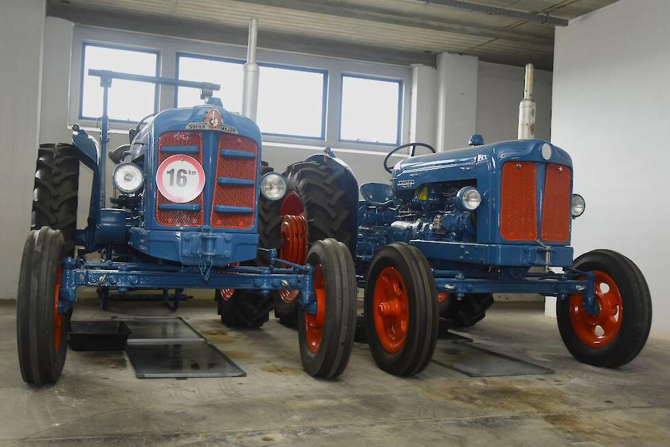 Twee Fordson Majors met links een Super Major uit 1961 en rechts een gewone Major uit 1952 met een benzine/petroleummotor.