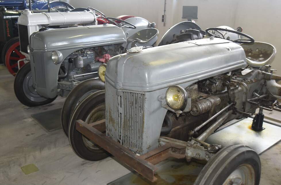 Twee Ford-Fergusons waarvan een met gele koplampen, een teken dat hij in Frankrijk is geleverd. De grijze trekker op de achtergrond is een Fordson F uit 1918.