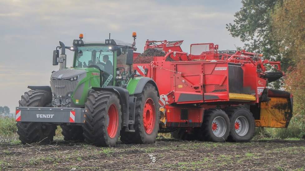 2x grimme evo met de Fendt 942 en 933. akkerbouwbedrijf Deddens aardappels rooien.