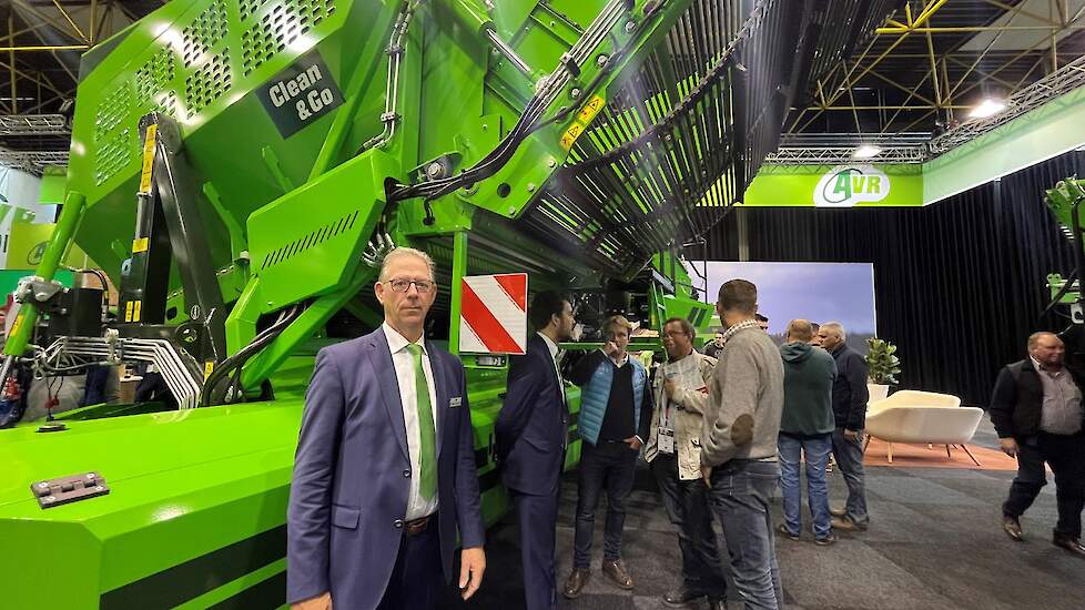 AVR stelde de nieuwe Clean & Go bunker voor. De machine heeft de mogelijkheid om rijdend te lossen. Een reinigingsrol tussen de bunkerbodem en de elevator zorgt voor extra reiniging. Om te voorkomen dat het loof zou doorvallen tot in de bunker, werd er ee