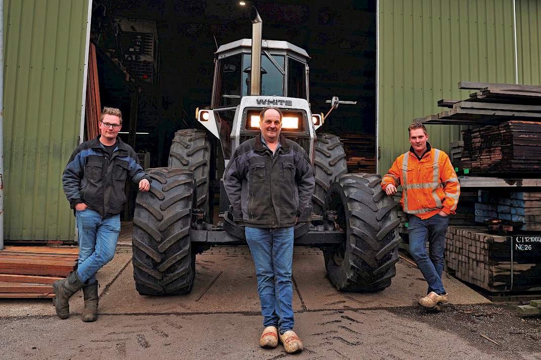 Sjaak (links), Johan en Frans de Bruijn hebben altijd wel wat te sleutelen. Het liefst aan Deutz-trekkers, maar ze hebben ook andere merken.