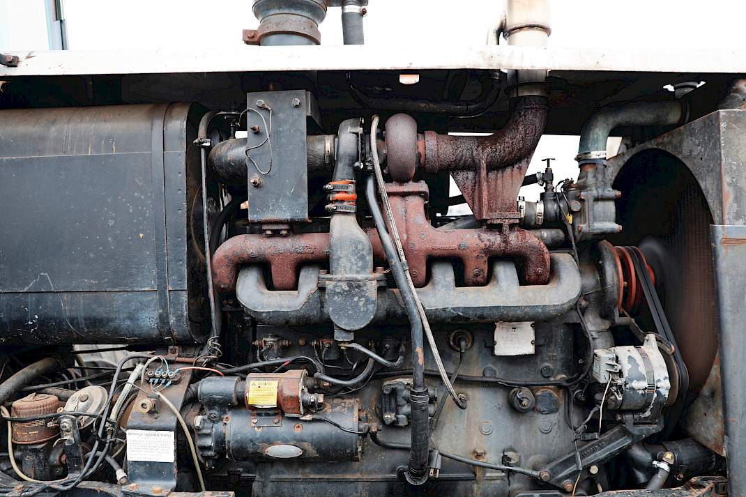 Een imposante 7,8 liter zescilinder motor van het merk Hercules zorgt voor een vermogen van 150 pk. Aan de aftakas is dit de 135 pk uit de type-aanduiding. 