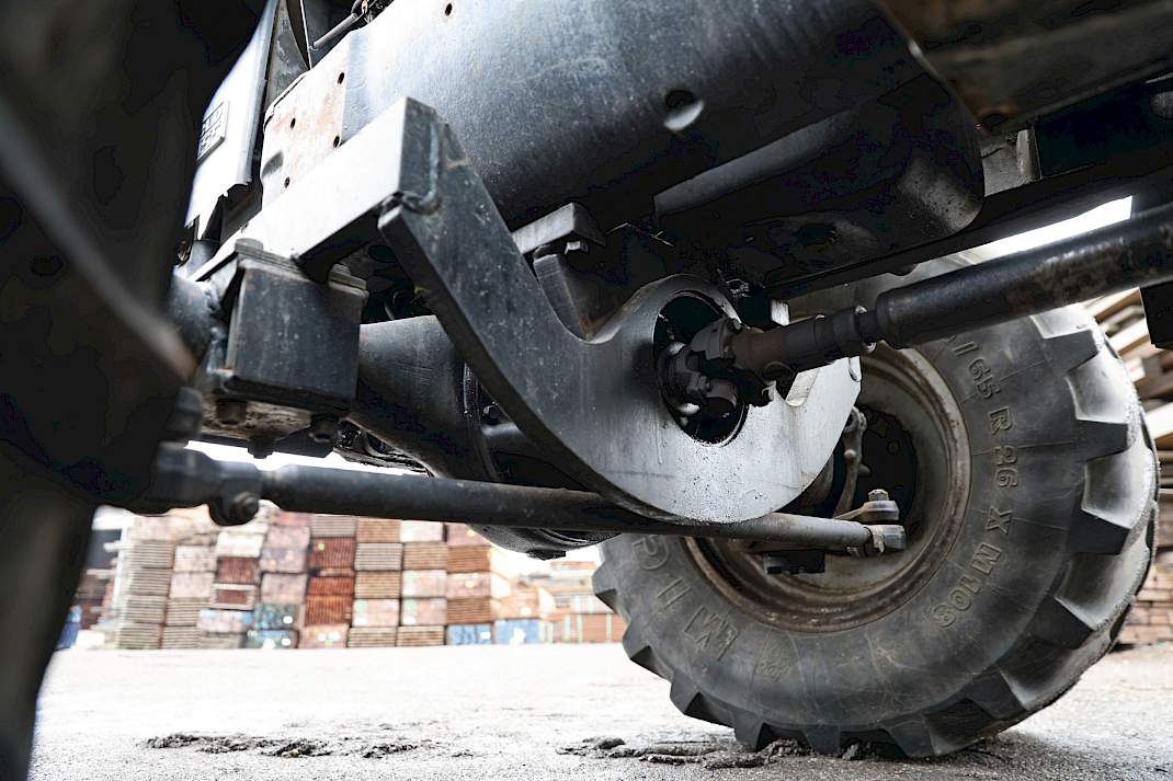 De vooras heeft een zware ophanging, met voor en achter het differentieel een scharnierpunt en een subframe aan de as. 