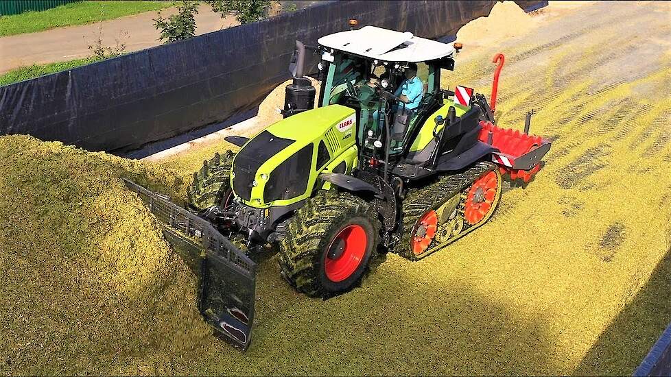 Claas Axion 960 Terra Trac op de maisbult