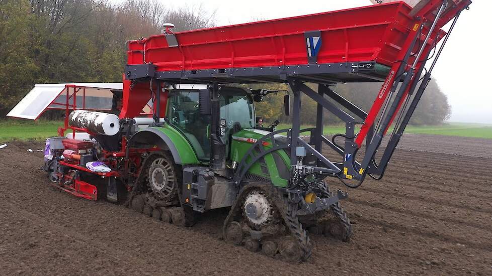 Fendt 724 met FendtONE op rupsen aan het bollen planten