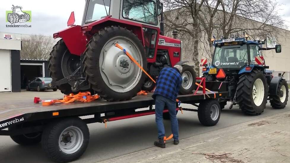 Massey Ferguson 590 op transport met de Ford 7840 SLE