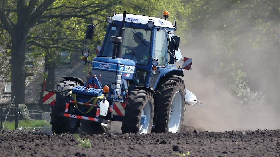 En de boer, hij ploegde voort ook in 2023 Ford 7710 Gen 1 met Ransomes DP 7A Dowdeswell