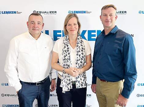 LEMKEN CEO Anthony van der Ley, eigenaar Nicola Lemken en Equalizer Managing Director Gideon Schreuder na ondertekening van het contract