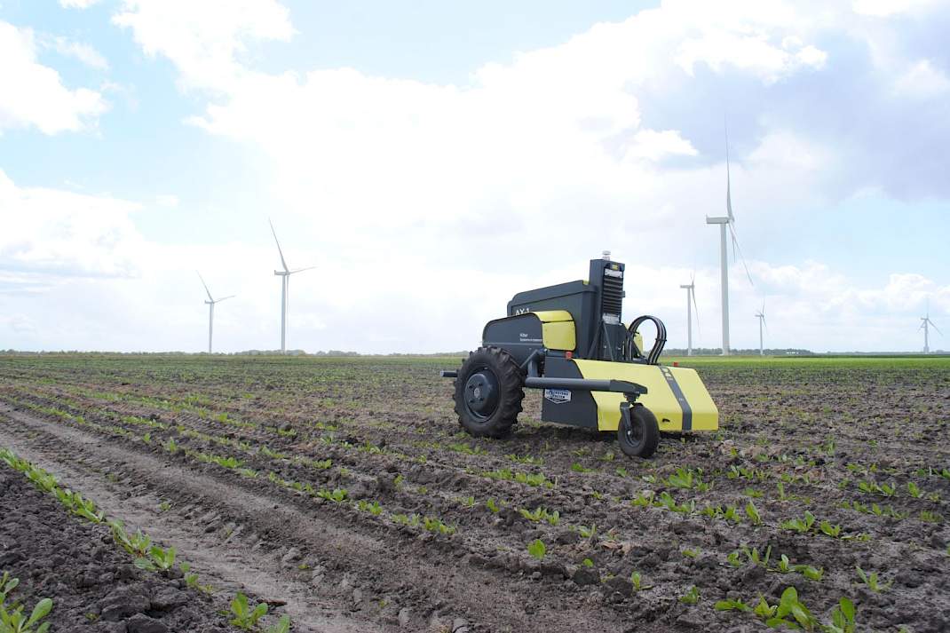 Kilter AX1-robotspotsprayer aan de slag op proefveld in Roswinkel (DR).