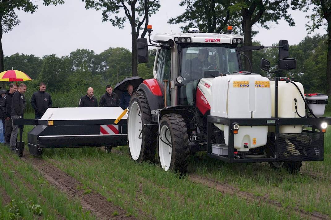 Demo onkruidbestrijding in uien van Schoon Water voor Brabant in Berlicum.