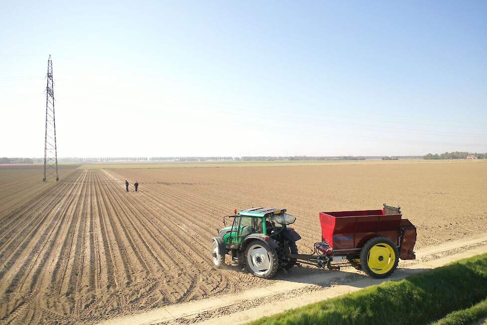 Lemac mini breedstrooier. Hier nog in de testfase met een grotere trekker dan de 85 pk John  Deere waar Rikken mee strooit.