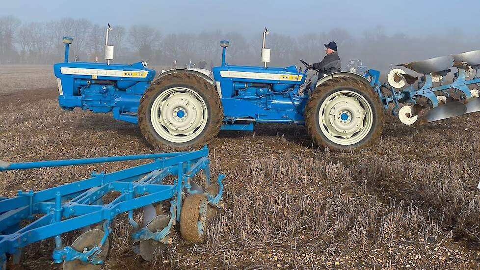 Doe tractors aan het ploegen Ernest Doe show 2023 in Engeland