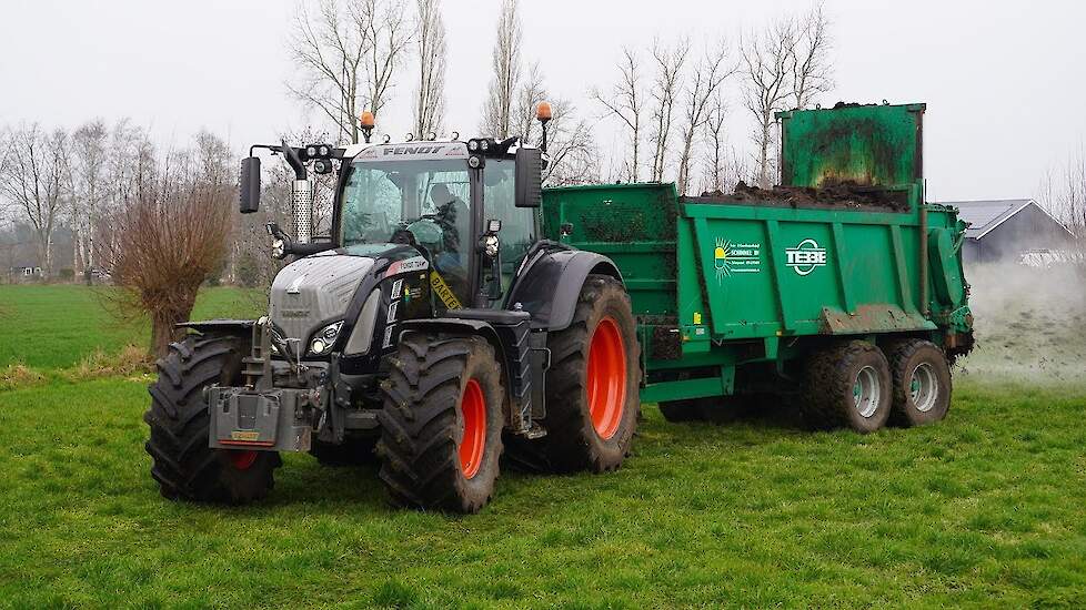 2023 | Fendt 724 Black Beauty | Mest laden + strooien | Schimmel Scherpenzeel | Spreading manure