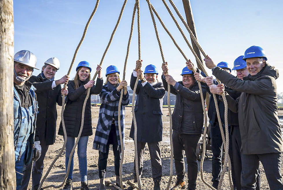 Eerste paal wordt geslagen op de nieuwe locatie voor productie mechanische onkruidbestrijding in Dinteloord.