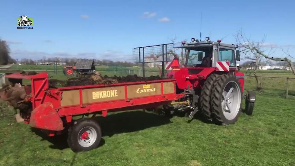 Massey Ferguson 590 met Krone Optimat stalmestverspreider