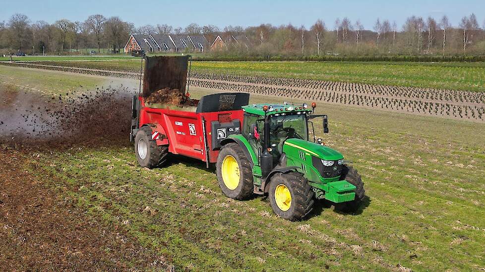 Mest strooien | John Deere 6155R + Gilibert Helios | 2023