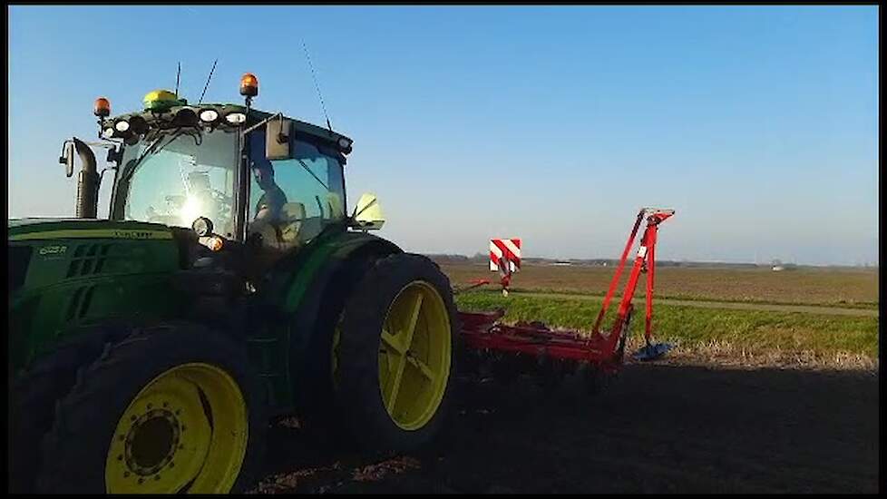 Vof Huizinga-Wieringa  aan het bieten zaaien