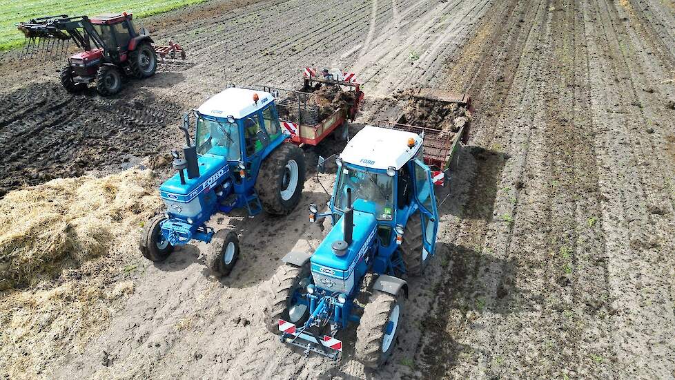 Ford 7710 A Gen I en Ford 7710 Gen I  aan het stal mest strooien