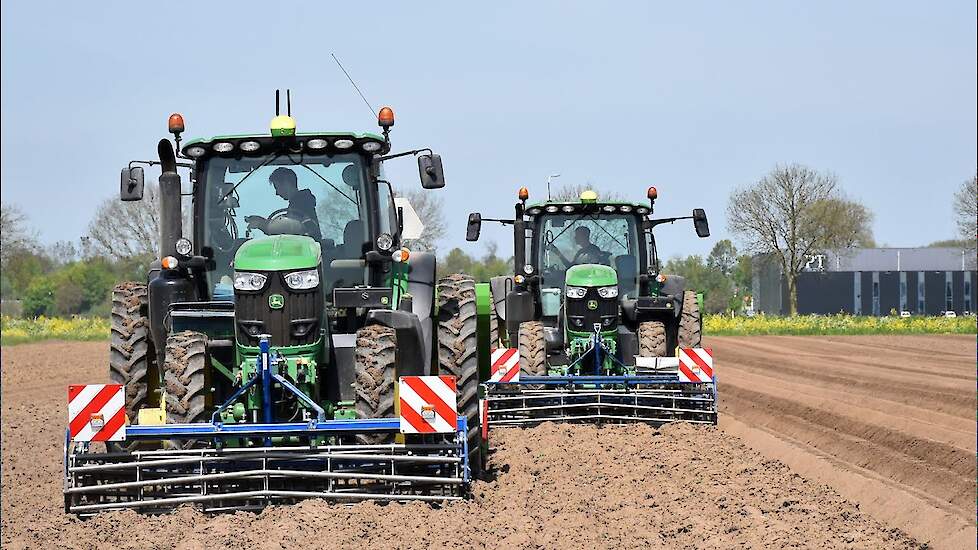 Twee John Deere 6215 R met VSS Agro frontbereider en Baselier-Wifo frees-poot combinatie’s