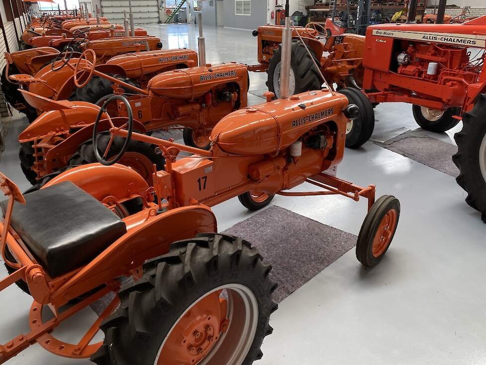 Jan van der Stelt verzamelt  Allis-Chalmers oldtimers. Hij heeft er 26, inclusief vier rupstrekkers.