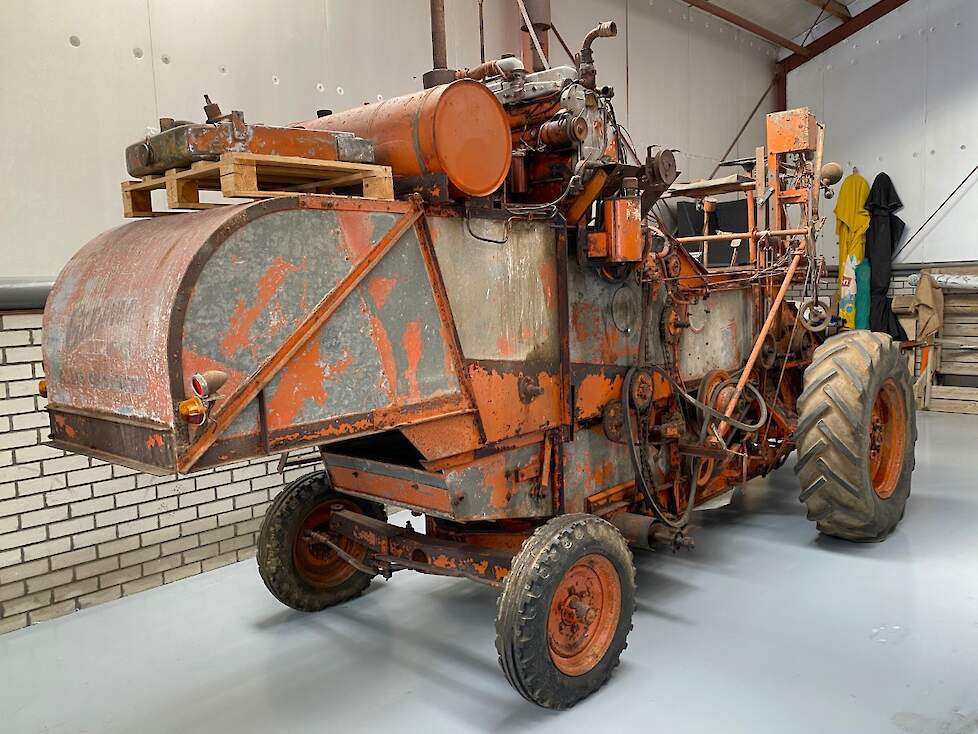 Deze Allis-Chalmers combine werd in 1957 door vader Van der Stelt gekocht en is via een omweg nu weer terug bij zoon Jan van der Stelt.