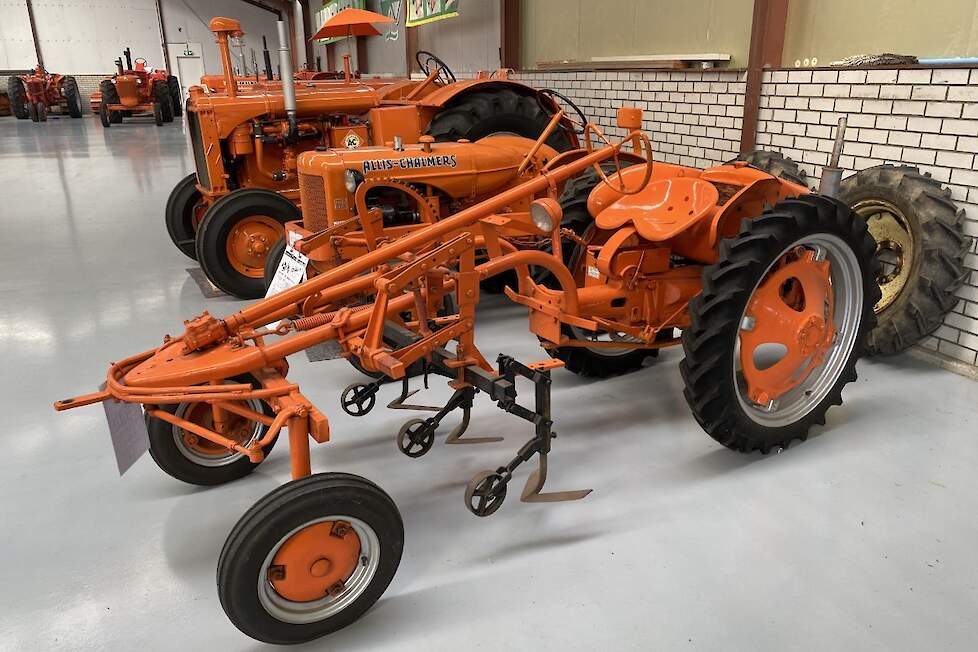 De hobby van Jan begon met het restaureren van deze Allis-Chalmers werktuigendrager, die altijd in het bezit van de familie Van der Stelt is geweest.