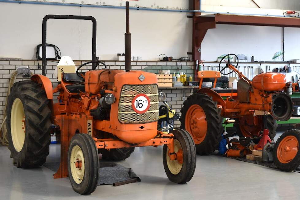 In de werkplaats staat (rechts op de foto) onder meer de in Nederland tamelijk zeldzame Franse Allis-Chalmers FD4.