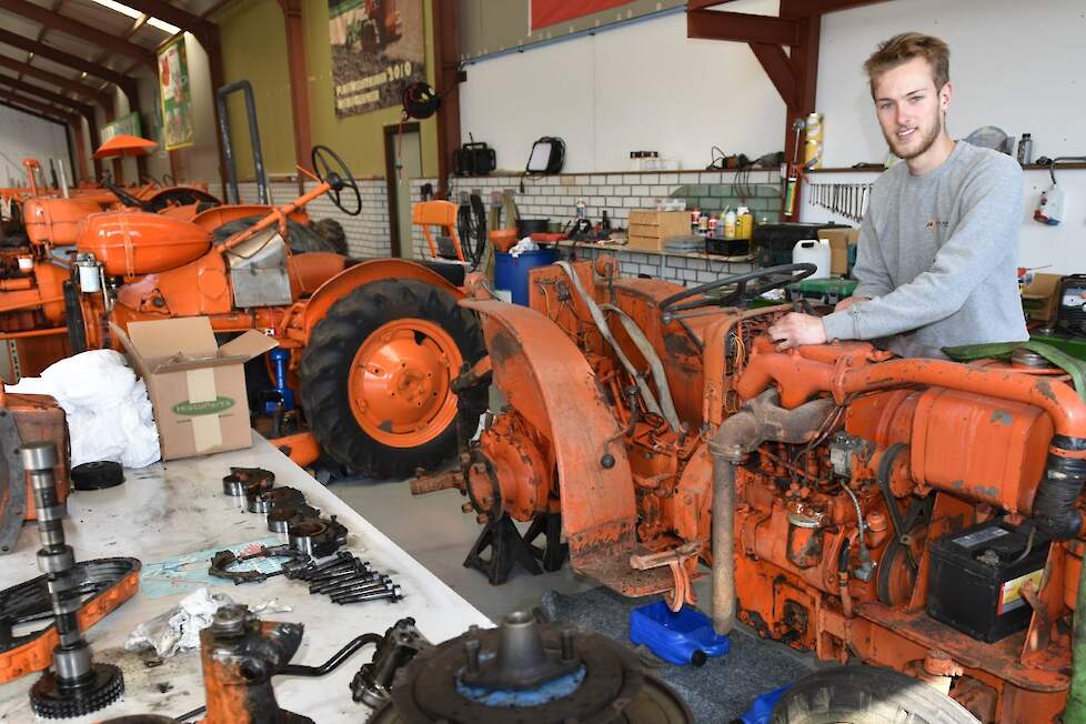 Jan heeft regelmatig hulp van mensen die het net als hijzelf leuk vinden om oude trekkers te restaureren. Hier zien we Jacco Aafjes  bezig met een Allis-Chalmers FD3 in smalspooruitvoering.