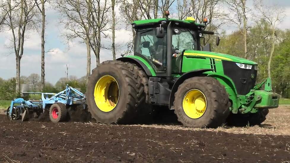 GROND LOSTREKKEN MET EEN JOHN DEERE 7290 R LEMKEN KRISTALL 9