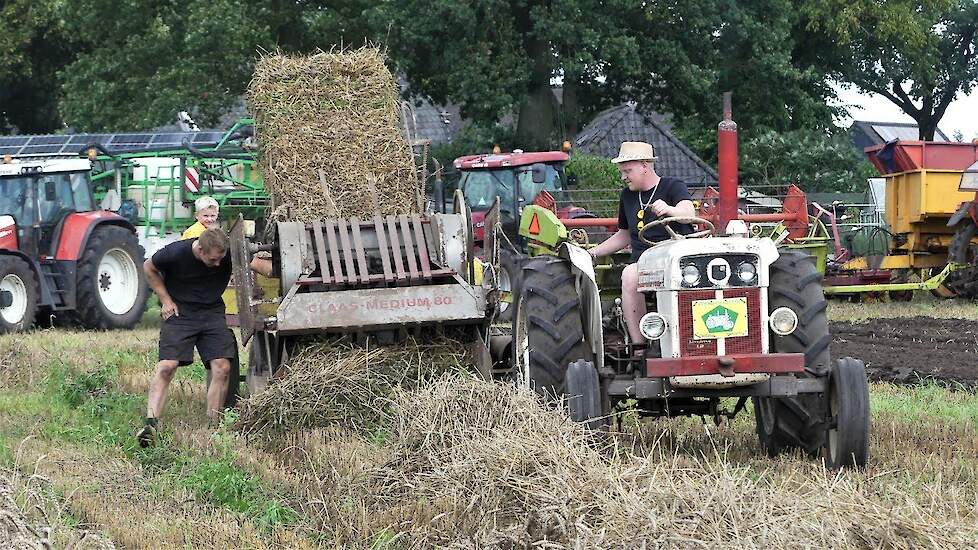 Drukke oogstdag  tussen de buien door in Westenesch