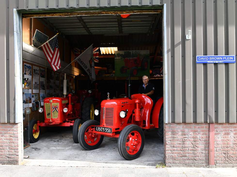 Het nummerbord op de neus van de Cropmaster is geen origineel Engels kenteken. Leo heeft het zelf gemaakt; de letters LBE zijn de initialen van zijn eigen naam en de cijfers 1951 vormen het bouwjaar van de trekker.