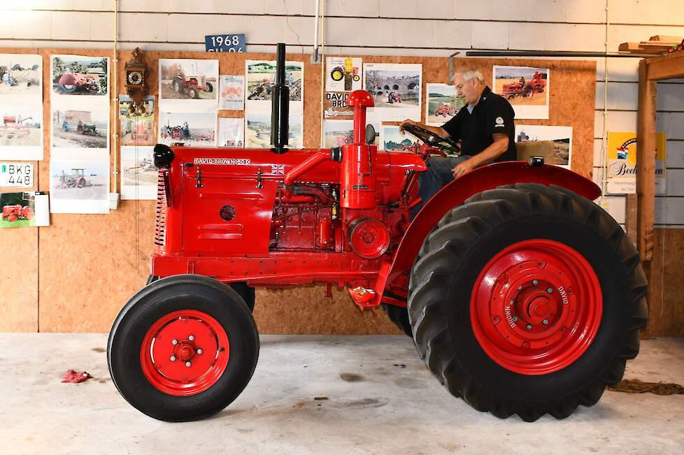 De David Brown 50D uit 1954 is Leo’s grootste trots. Het was in zijn tijd een beer van een trekker met een zescilinder dieselmotor van 50 pk. Nu is dat peanuts, maar in de jaren vijftig stak je er iedereen de ogen mee uit.