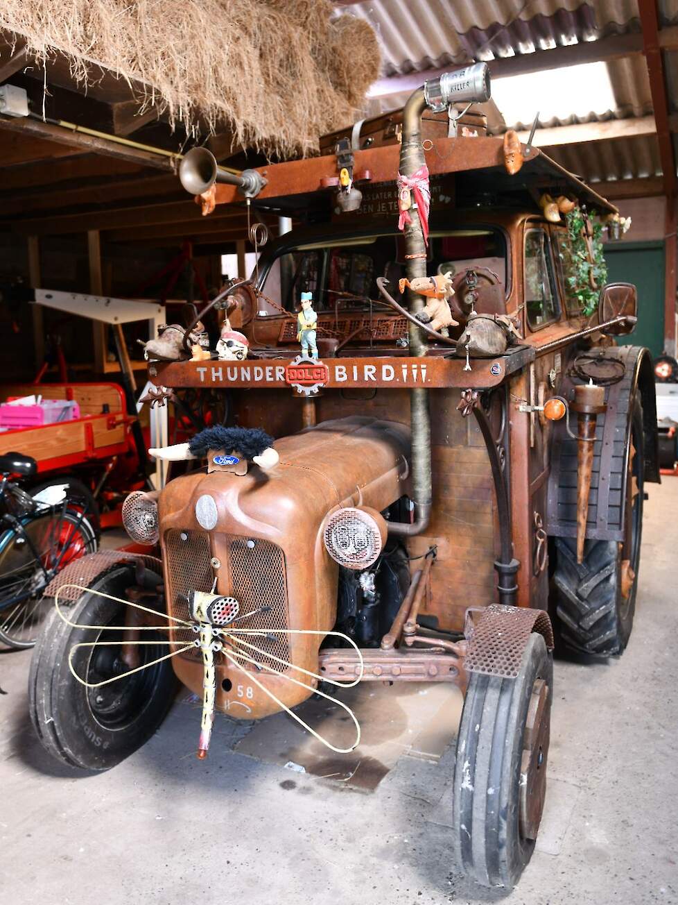 Tot slot nog een aardigheid in de vorm van deze ‘houten’ Fordson Dexta, die Leo gebruikte om reclame te maken voor zijn klompenmakerij. Hij neemt hem ook nog weleens mee naar een oldtimerevenement. „En dan trek ik er meer bekijks mee dan met een van mijn