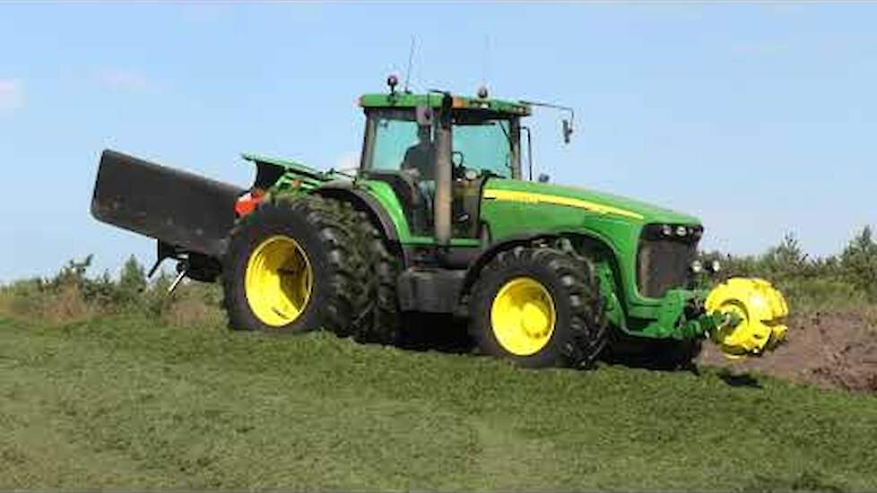 GRAS KUIL AANNRIJDEN MET EEN JOHN DEERE 8420 HOLARASKUILVERDEELER