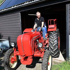 Na het maken van de foto’s rijdt Wouter de Porsche Super weer terug de schuur in.