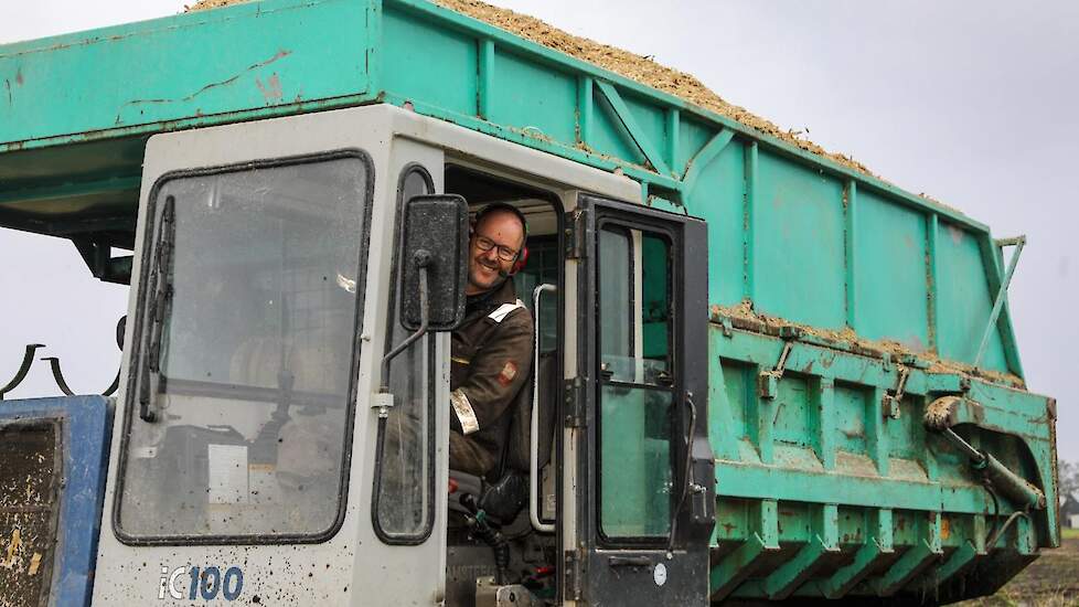 Martin Damsteegt op de rupsdumper.