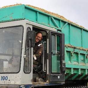 Martin Damsteegt op de rupsdumper.