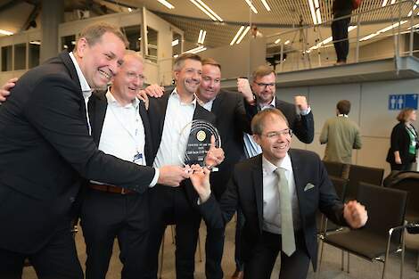 Van links naar rechts: Jan-Hendrik Mohr, Jan-Willem Verhorst, Johannes Weisbrodt, Ingo Kirchbeck, Dr. Martin  von Hoyningen-Huene en Matthias Mumme zijn blij met de Tractor of the Year 2024.