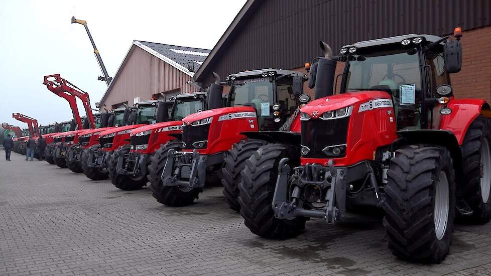 Massey Ferguson's trekkers kieken in Hummelo